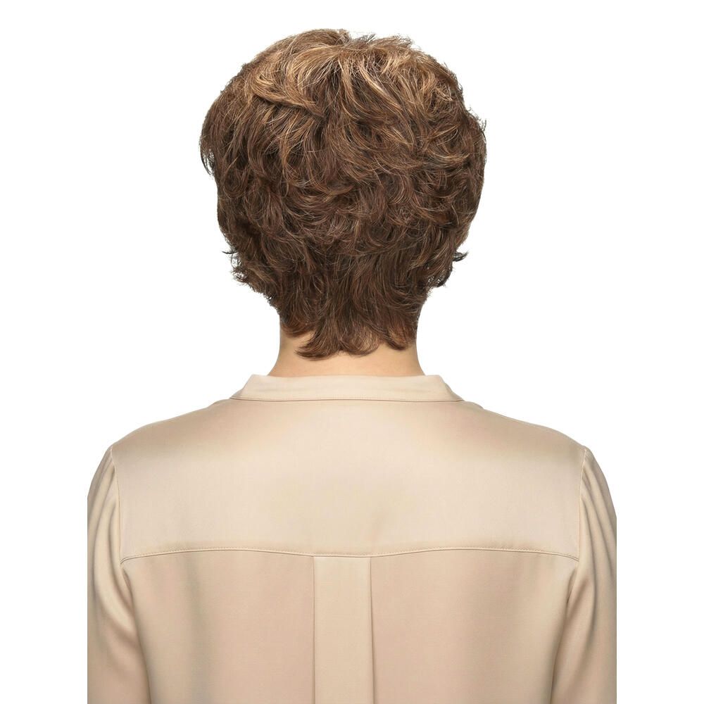 Kurzhaarperücke mit braunen und blonden Strähnen. Rückansicht einer Frau in beiger Bluse.
