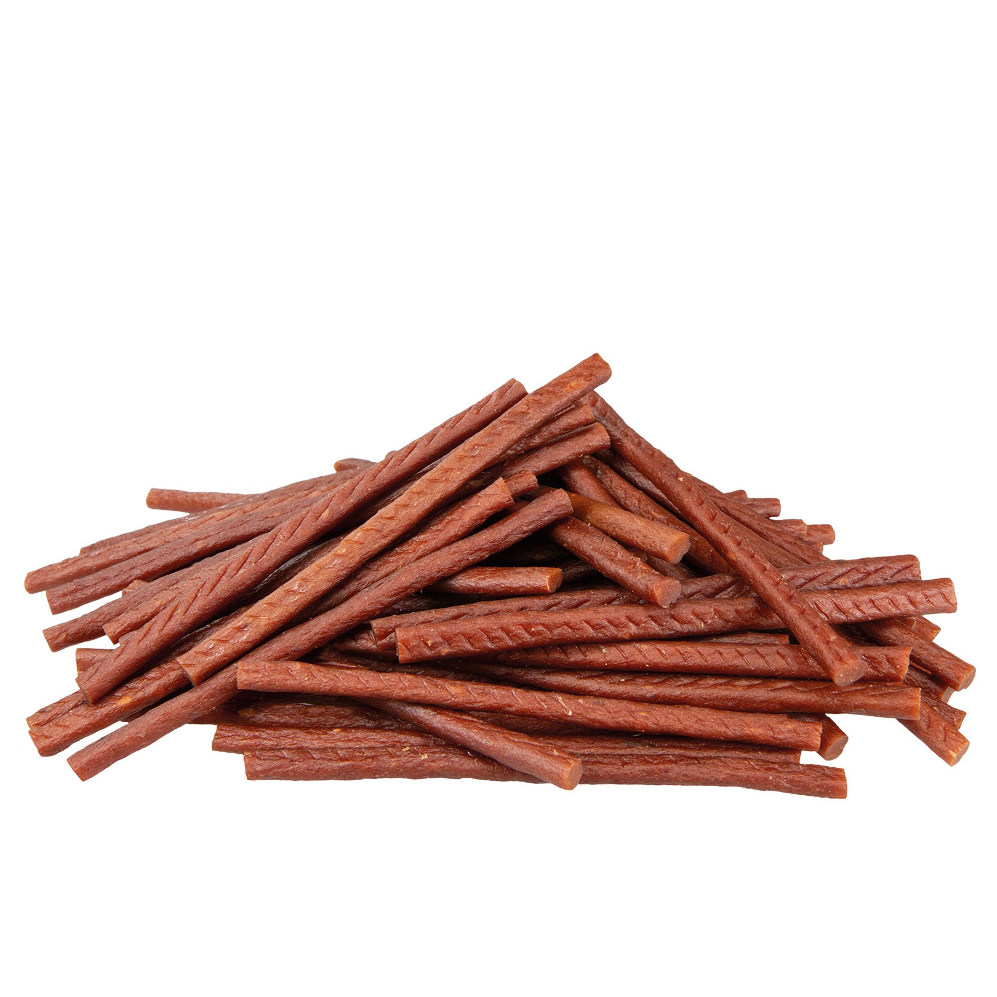 Haufen brauner, stäbchenförmiger Hundesnacks mit geriffelter Oberfläche. Auf weißem Hintergrund.