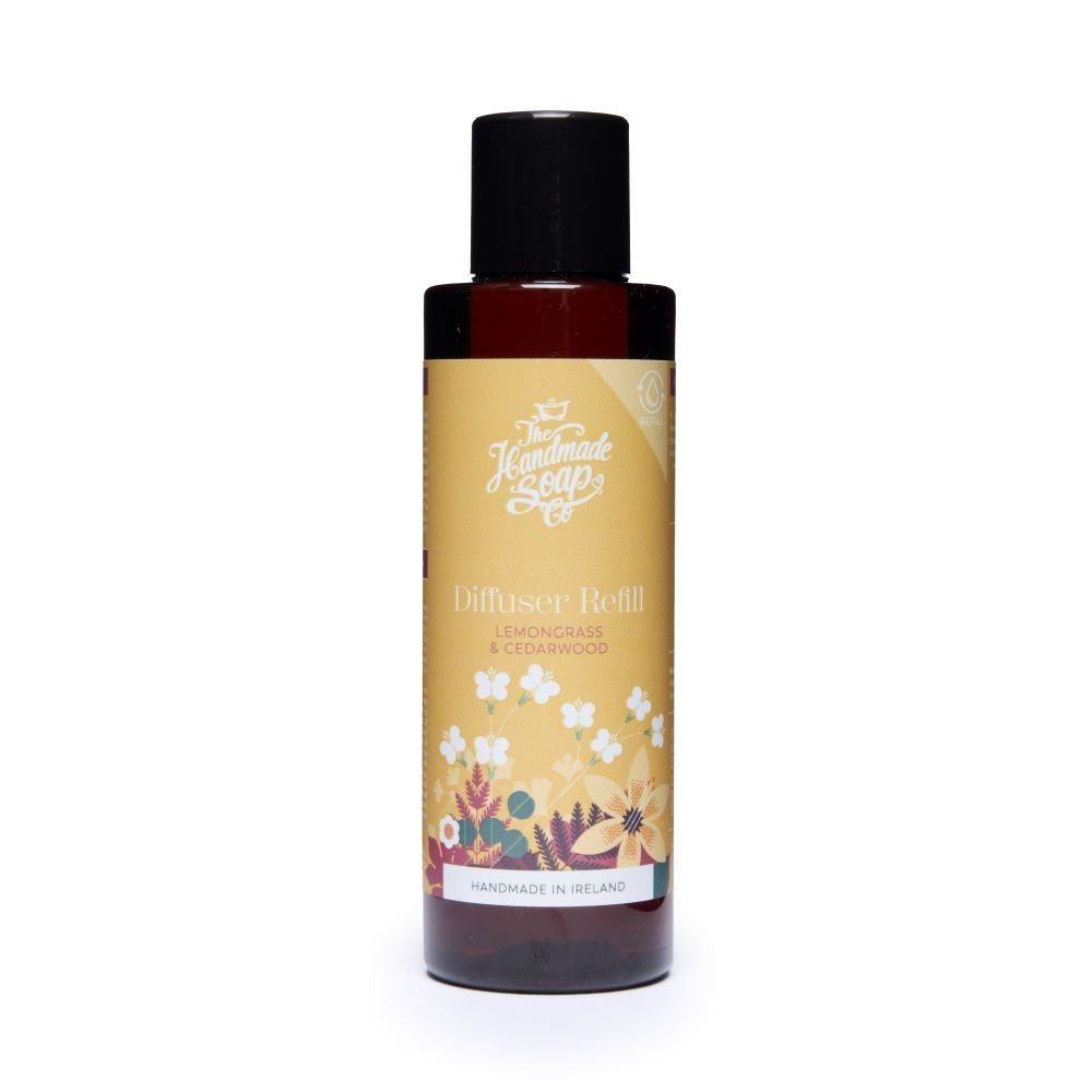 Braune Glasflasche mit schwarzem Deckel. Aufschrift: Diffuser Refill, Lemongrass & Cedarwood. Floralmuster.