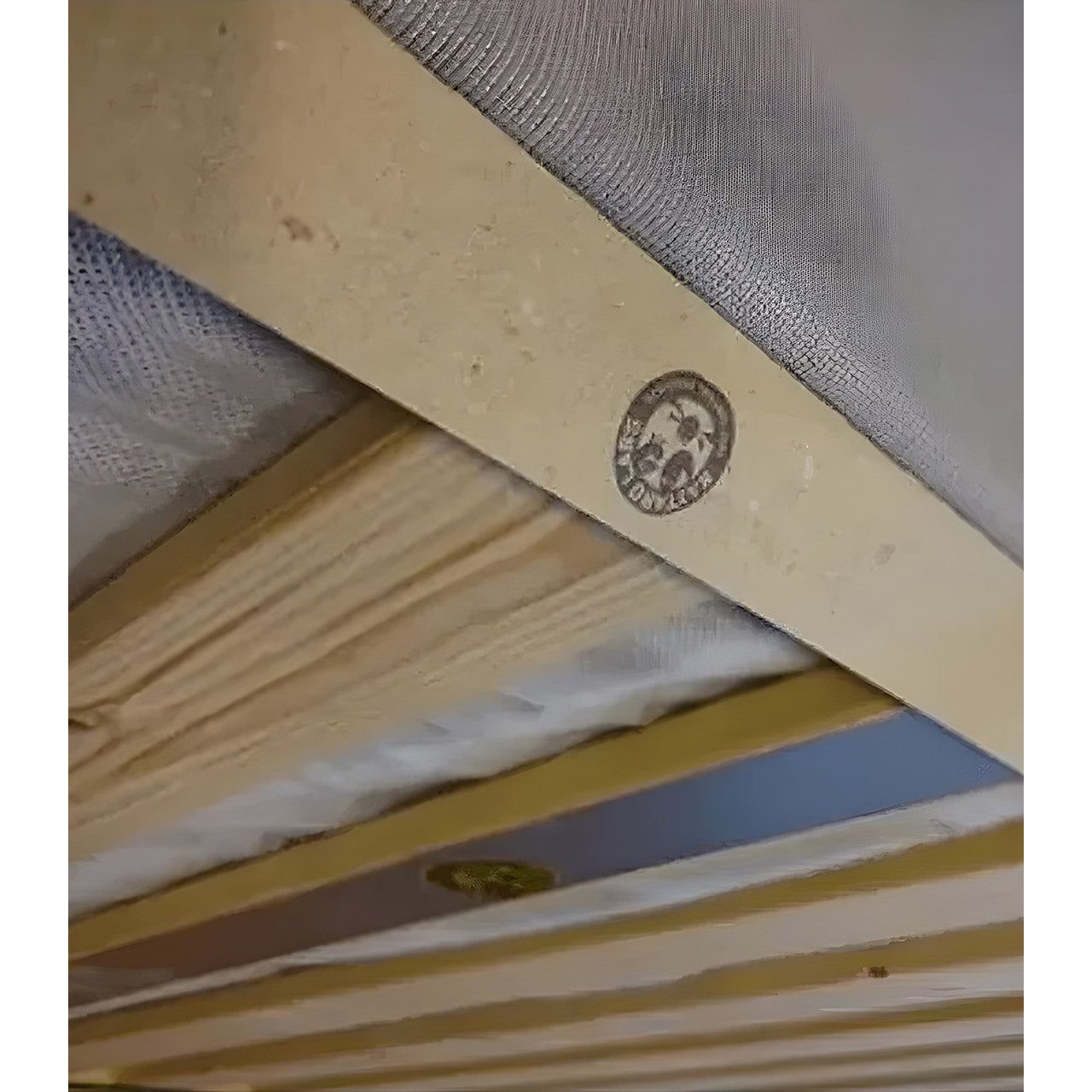 Bettrahmen mit Klebeband. Klebeband mit Logo: Nattaro Labs Pest Control Products.