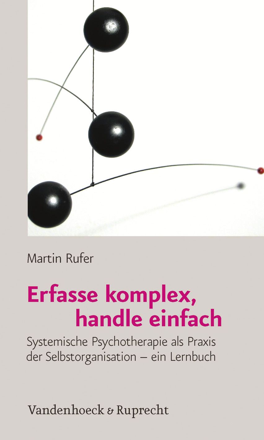 Buchcover mit Titel 'Erfasse komplex, handle einfach'. Autor: Martin Rufer. Verlag: Vandenhoeck & Ruprecht. Abbildung: Mobile mit Kugeln.