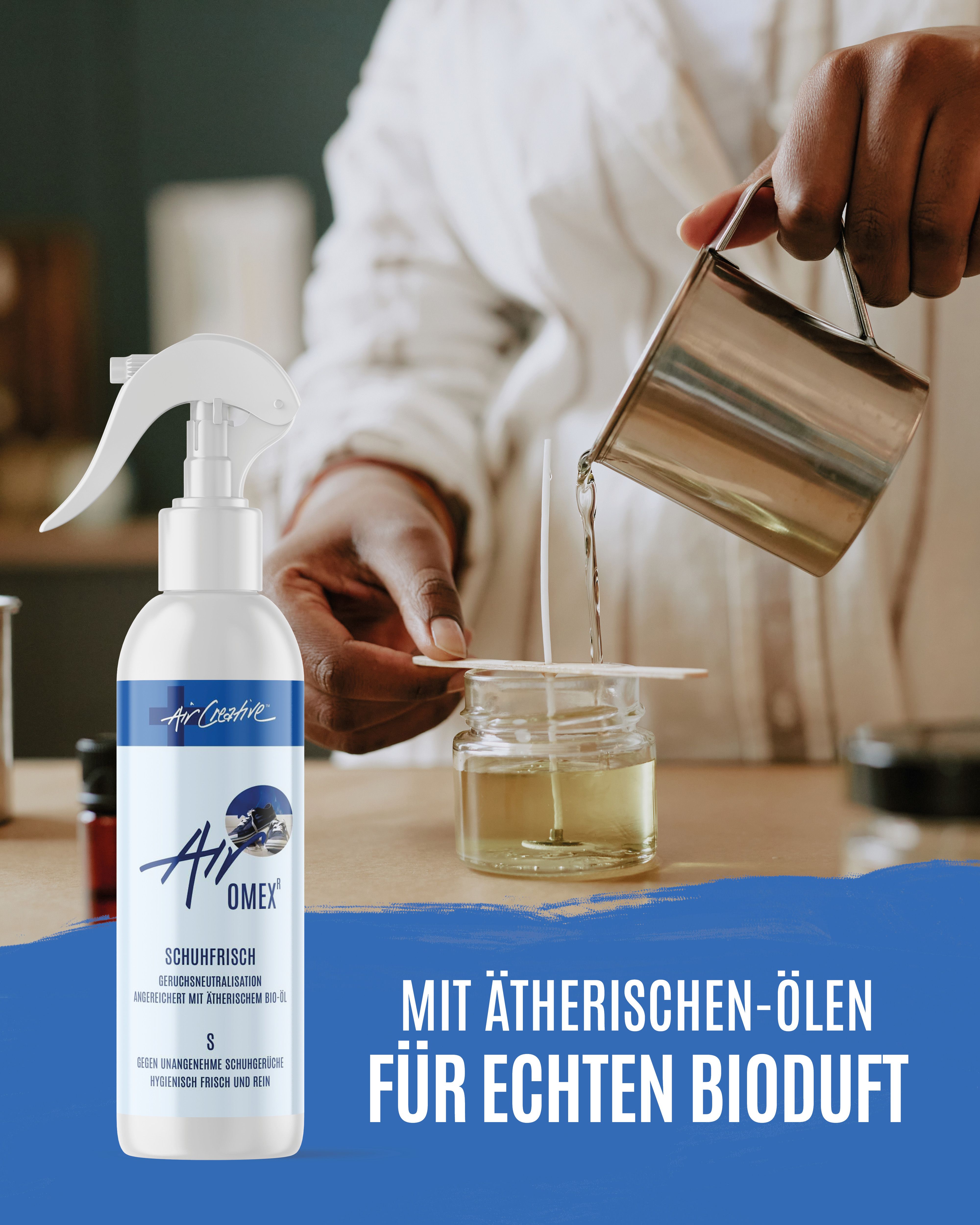 Person gießt Flüssigkeit in ein Glas. Aufschrift: Mit ätherischen Ölen für echten Bioduft. Spray mit Produktnamen: Air Creative, Airomex, Schuhfrisch.