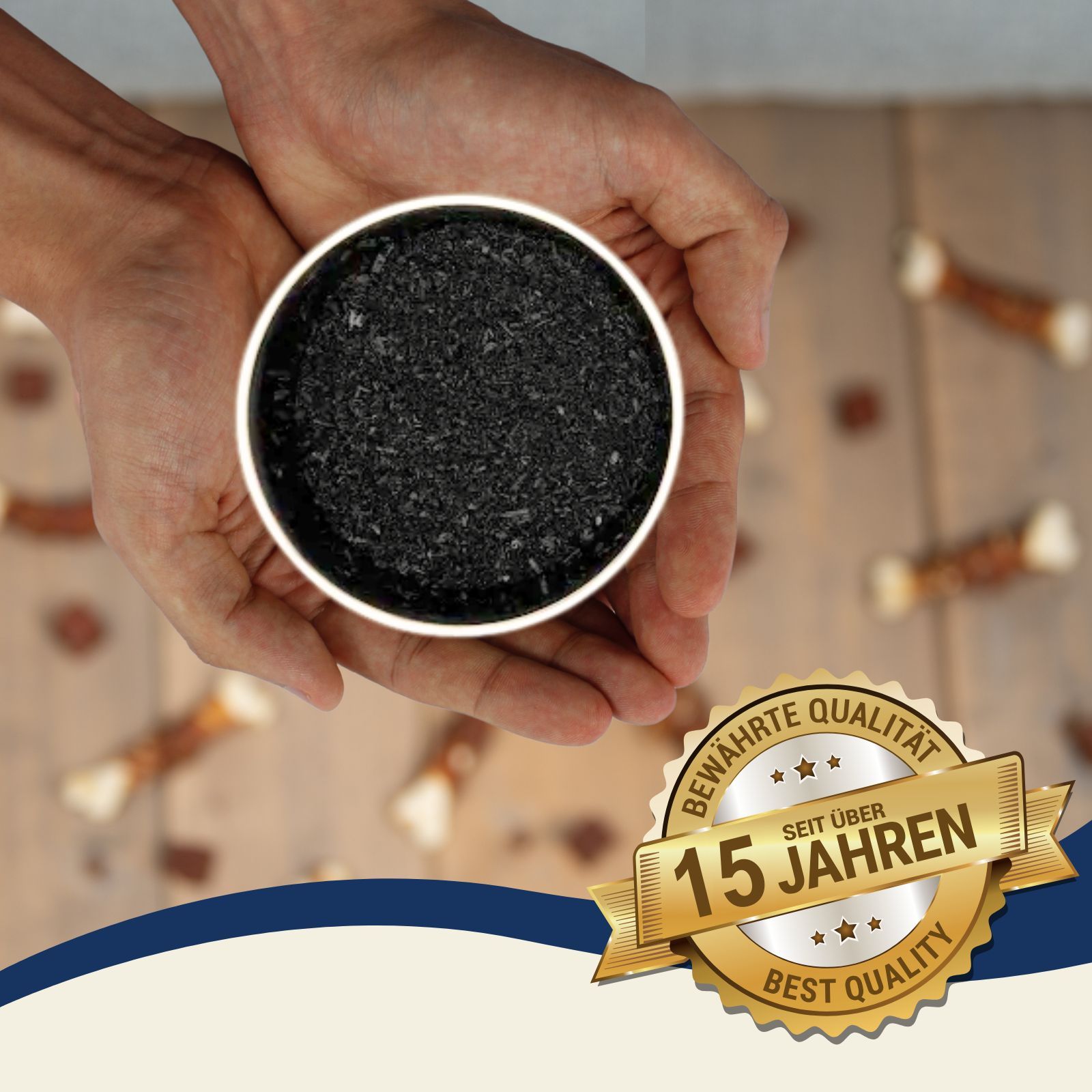 Hände halten eine Schale mit schwarzem Granulat, daneben ein Qualitätssiegel 'Seit über 15 Jahren'.