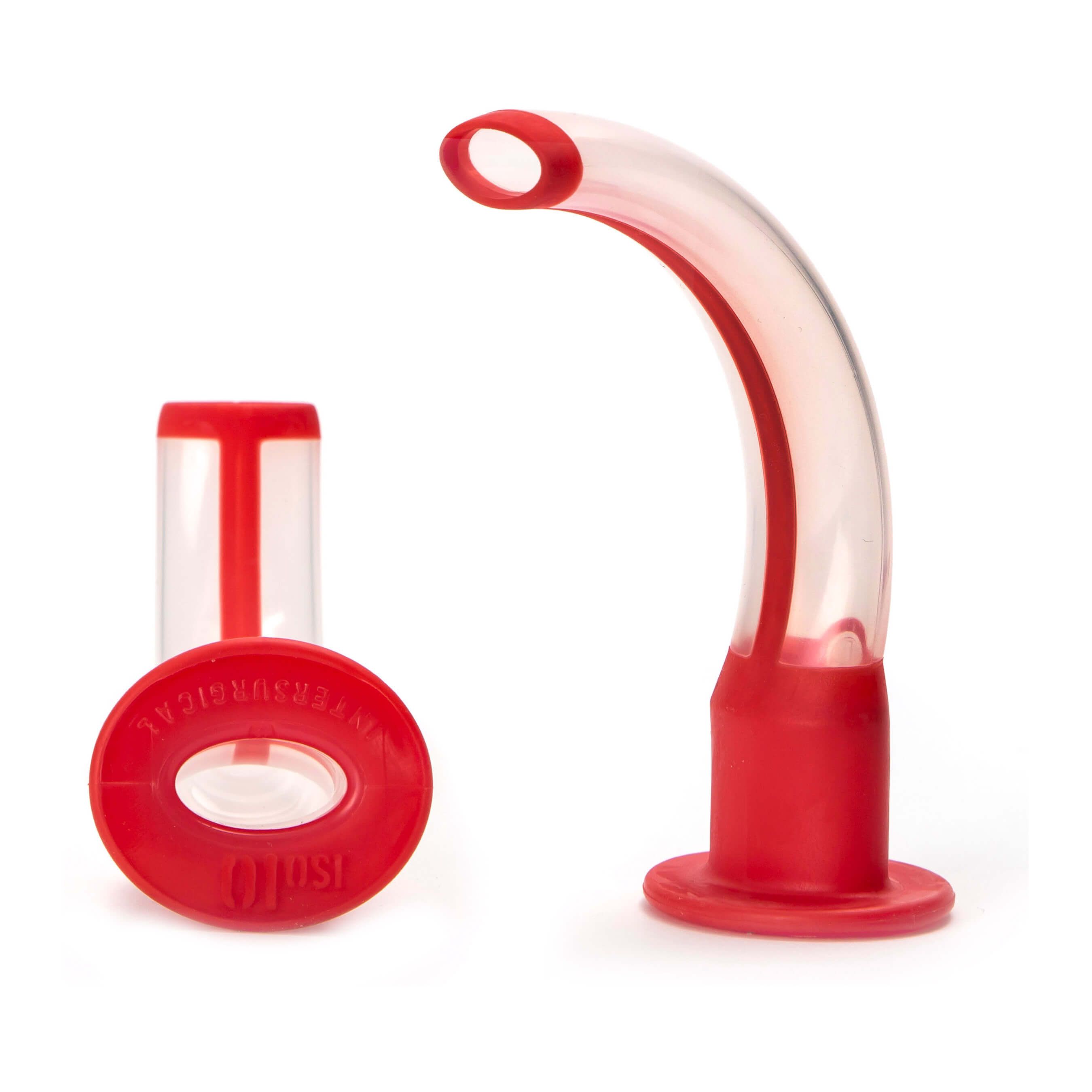 Medizinprodukt. Gebogener, transparenter Schlauch mit roter Basis und rotem Ende. Ein weiteres Teil mit roter Basis und transparentem Zylinder.