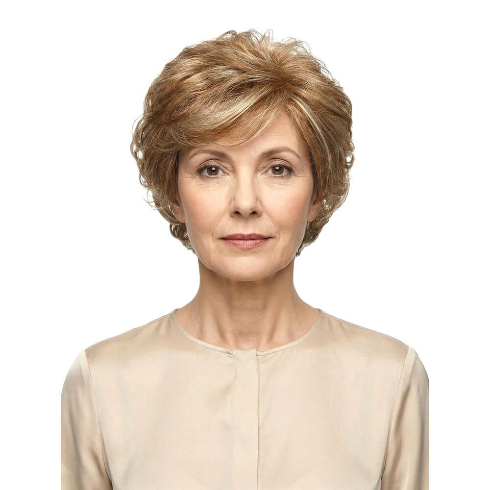 Kurzhaarperücke in Blondtönen. Frontale Ansicht einer Frau mit Perücke. Natürlicher Look, wellige Struktur.