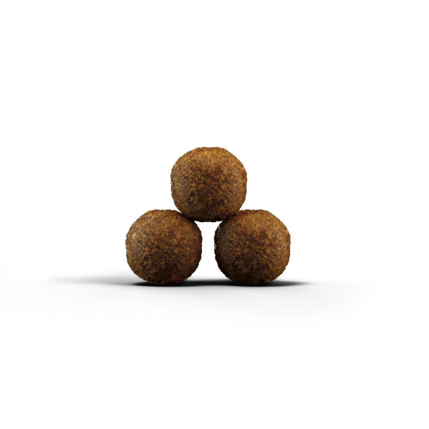 Drei runde, braune Kroketten, pyramidenförmig angeordnet. Auf weißem Hintergrund mit Schatten.
