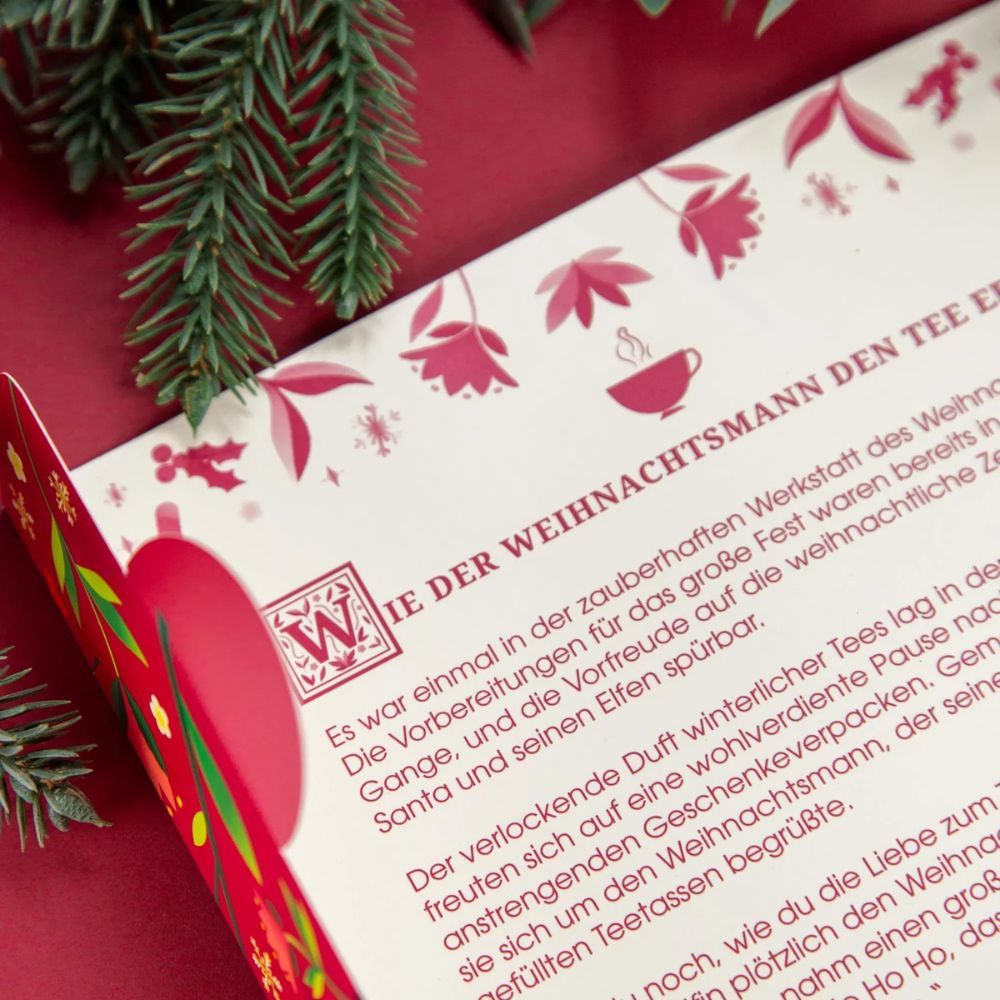 Offene Seite eines Tee-Adventskalenders. Text über den Weihnachtsmann. Roter Hintergrund mit floralem Dekor.