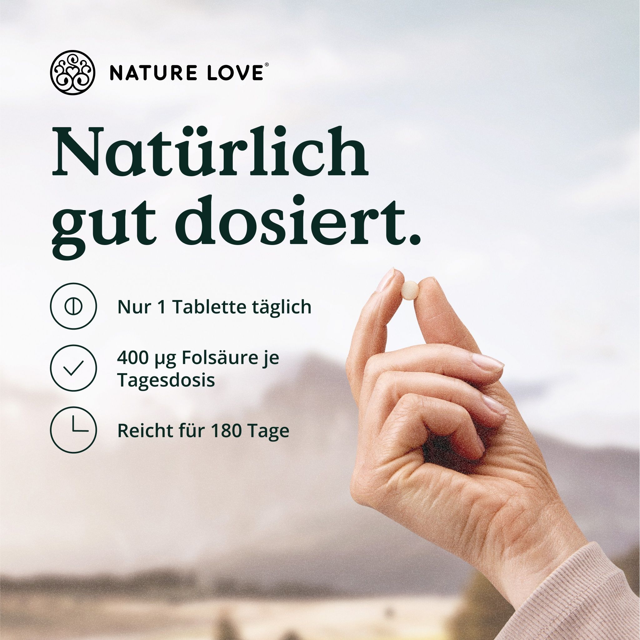 Hand hält Tablette. Text: Nur 1 Tablette täglich, 400 µg Folsäure je Tagesdosis, Reicht für 180 Tage. Marke NATURE LOVE.