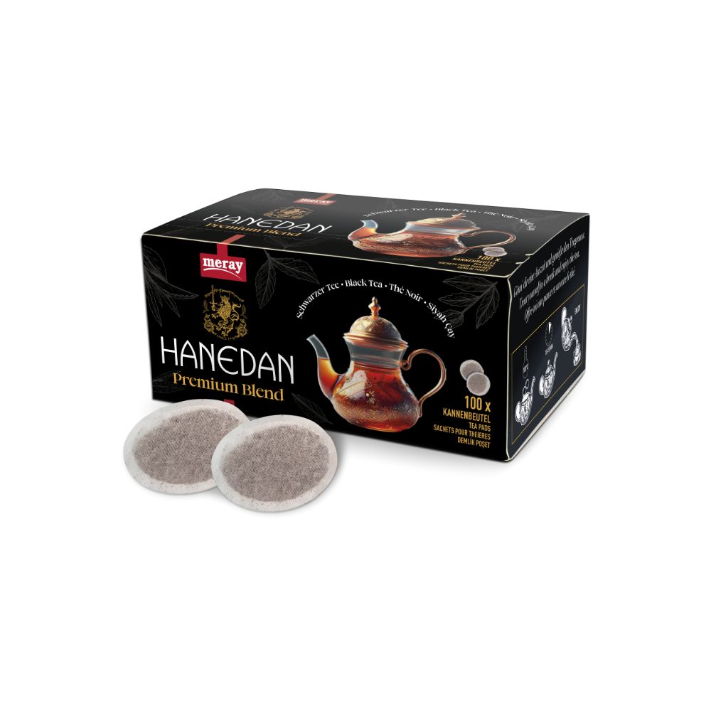 Schwarze Schachtel mit Teebeuteln. Aufschrift: HANEDAN Premium Blend. Zwei Teebeutel liegen davor. 100 Teebeutel.