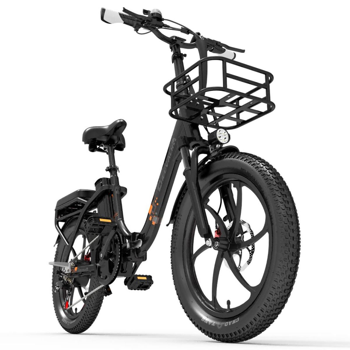 Schwarzes Elektrofahrrad mit Korb, Scheinwerfer und fetten Reifen. Orangefarbene Akzente. Lenker mit weißen Griffen.