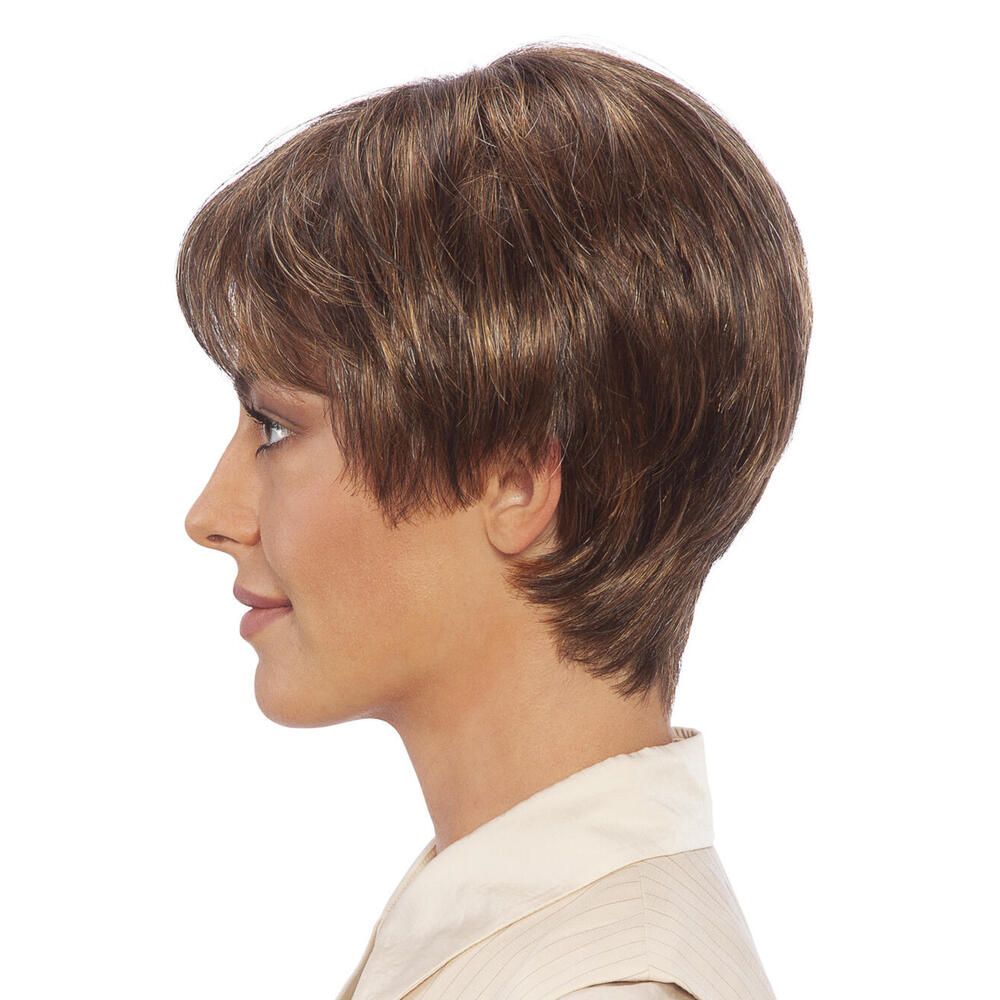 Kurzhaarperücke mit Pony. Braun mit helleren Strähnen. Profilansicht einer Frau.