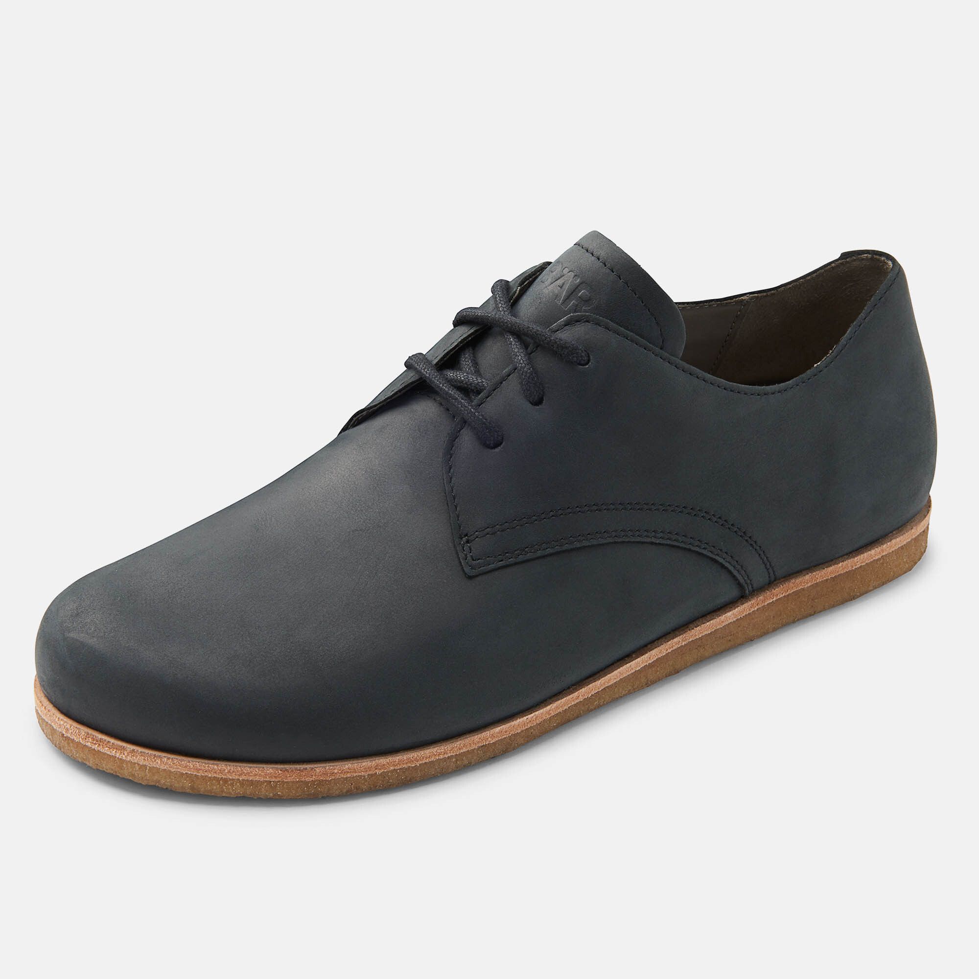 Dunkelblauer Schnürschuh mit heller Sohle. Seitenansicht. Schnürsenkel sichtbar.