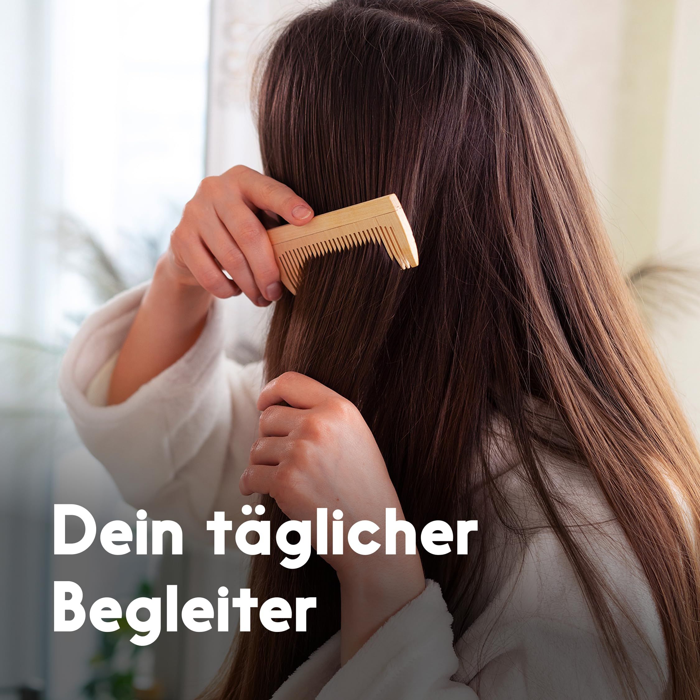 Person kämmt sich die Haare mit einem Holzkamm. Text: Dein täglicher Begleiter.