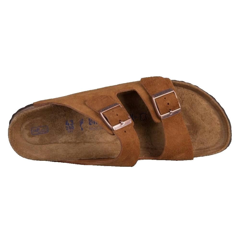 Sandali marroni con due cinturini e fibbie. Plantare in sughero, suola marrone. Logo Birkenstock all'interno.