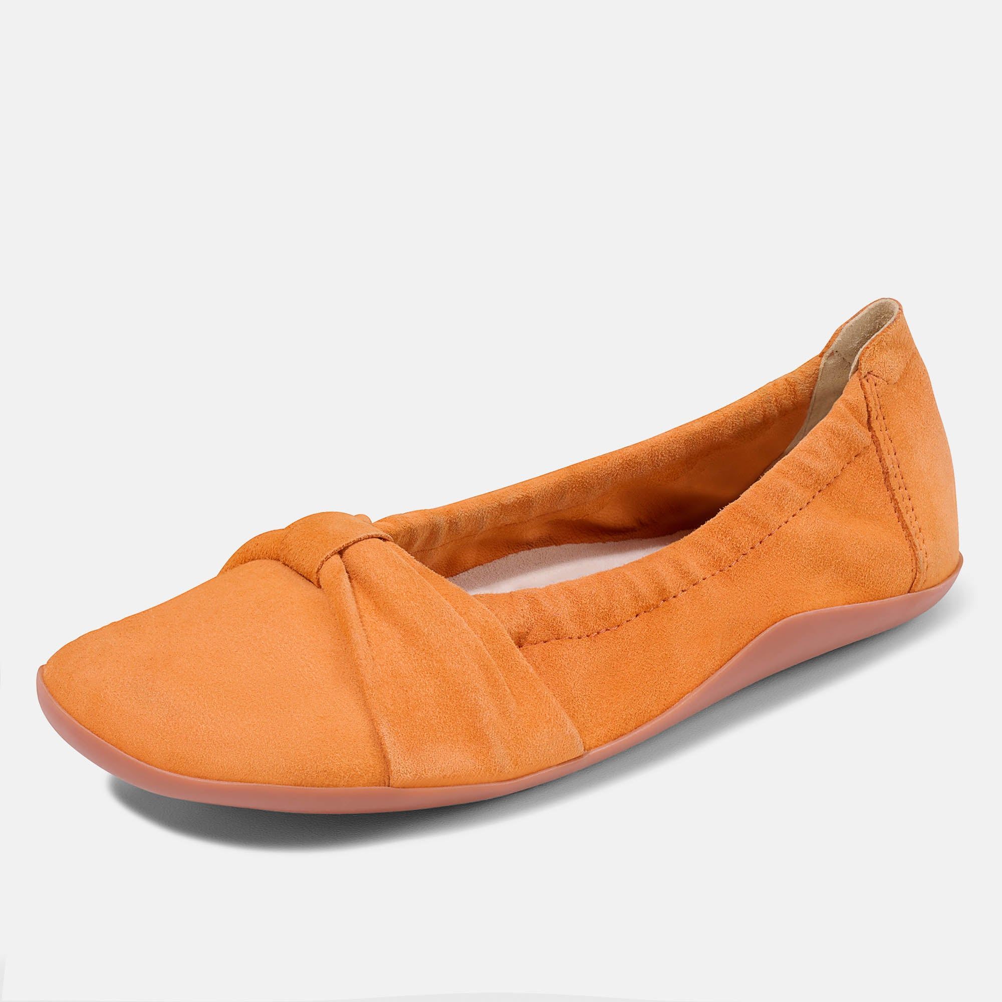 Orangefarbene Ballerina aus Wildleder, seitliche Ansicht. Bequeme Weite.