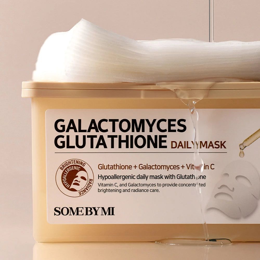 Beige Behälter mit Deckel. Aufschrift: Galactomyces Glutathione Daily Mask. Tropfen fließen herunter.