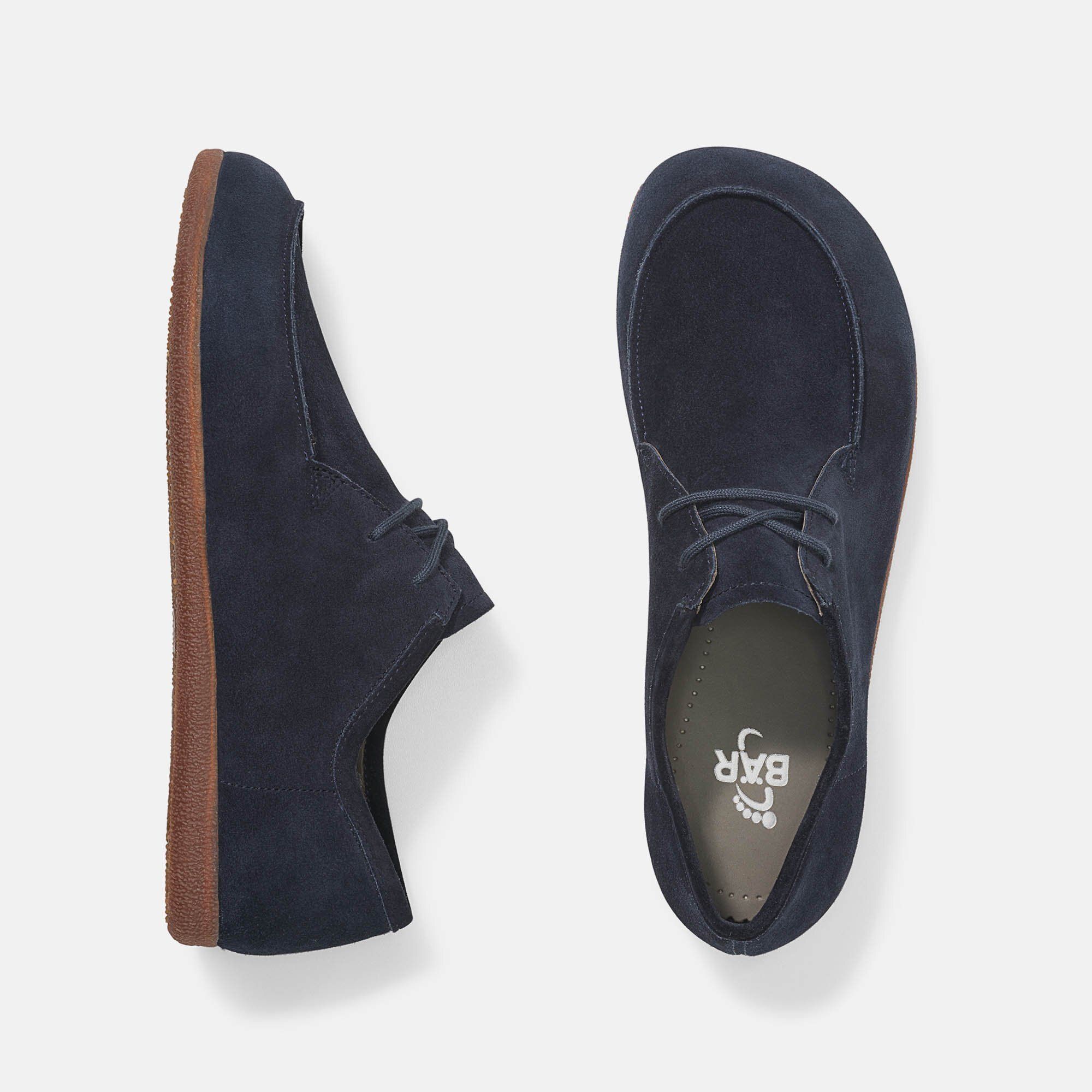 Draufsicht auf zwei blaue Wildleder-Schnürschuhe mit brauner Sohle. Ein Schuh zeigt das BÄR-Logo.
