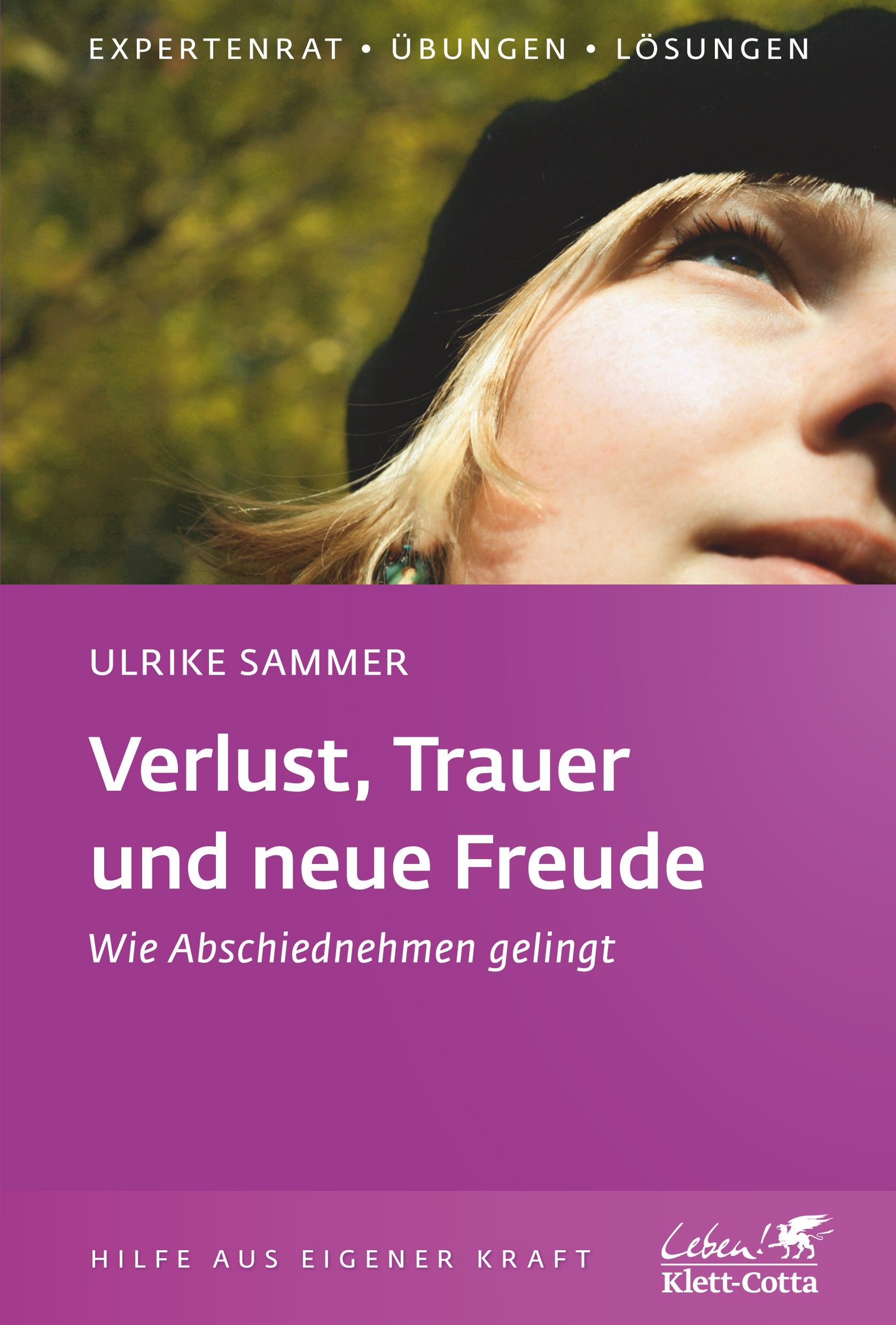 Buchcover mit Titel: Verlust, Trauer und neue Freude. Autorin: Ulrike Sammer. Verlag: Klett-Cotta. Frau im Hintergrund.
