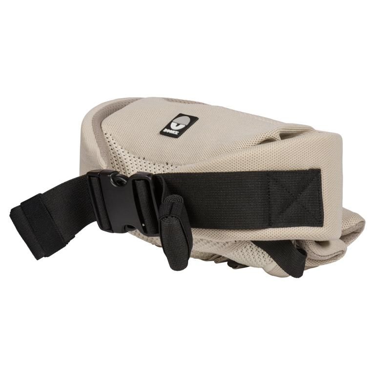 Nahaufnahme einer beige Babytrage mit schwarzem Gurt und Schnalle.