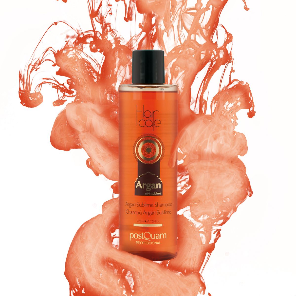 Shampoo-Flasche mit Arganöl vor orangefarbenem Hintergrund. Schwarzer Deckel. Aufschrift: Hair care, Argan Sublime, postQuam.