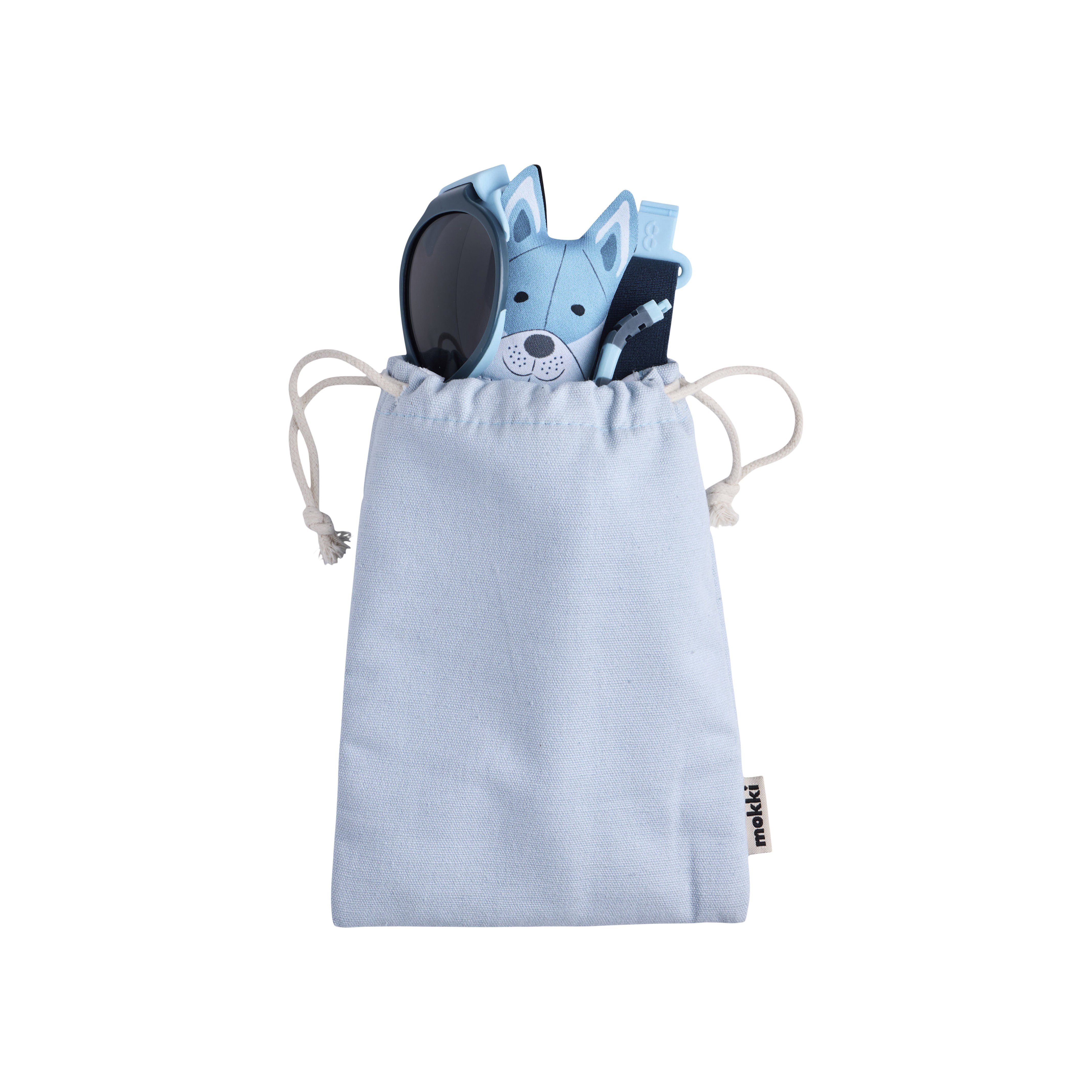 Hellblaue Aufbewahrungstasche mit Sonnenbrille, Brillenputztuch und Zubehör. Logo 'mekki'.