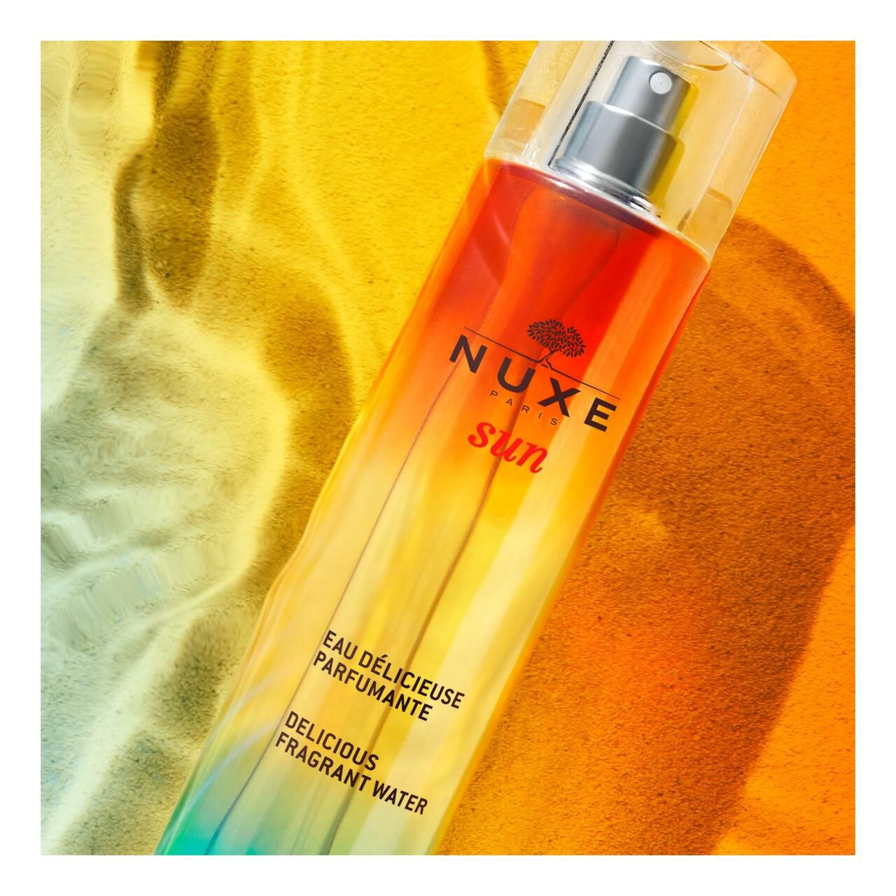 Flakon Eau Délicieuse Parfumante mit Farbverlauf. Mit Sprühkopf und Produktnamen. Nahaufnahme.