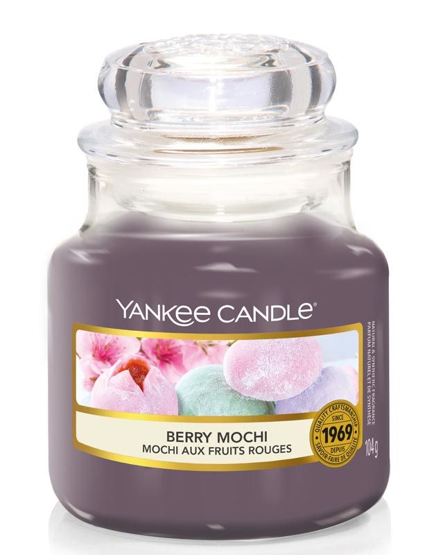 Yankee Candle Mochi Small Jar. Lila Kerze mit Glasdeckel. Etikett mit Mochi-Abbildung und Text.
