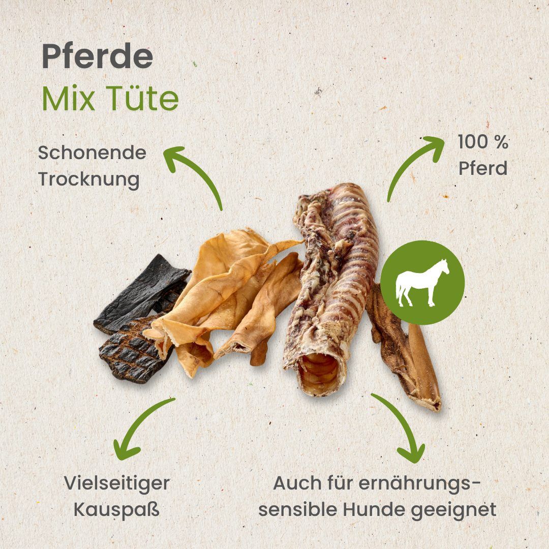 Eine Tüte mit Pferde-Kauartikeln, darunter ein geripptes Stück und flache Stücke.
