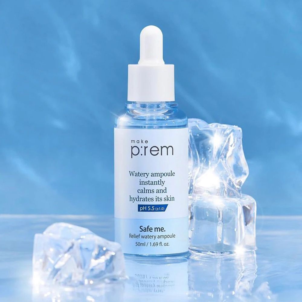 Klarflüssiges Serum in Glasflasche mit Pipette, neben Eiswürfeln. Aufschrift: make p:rem, Watery ampoule, Safe me. pH 5.5.