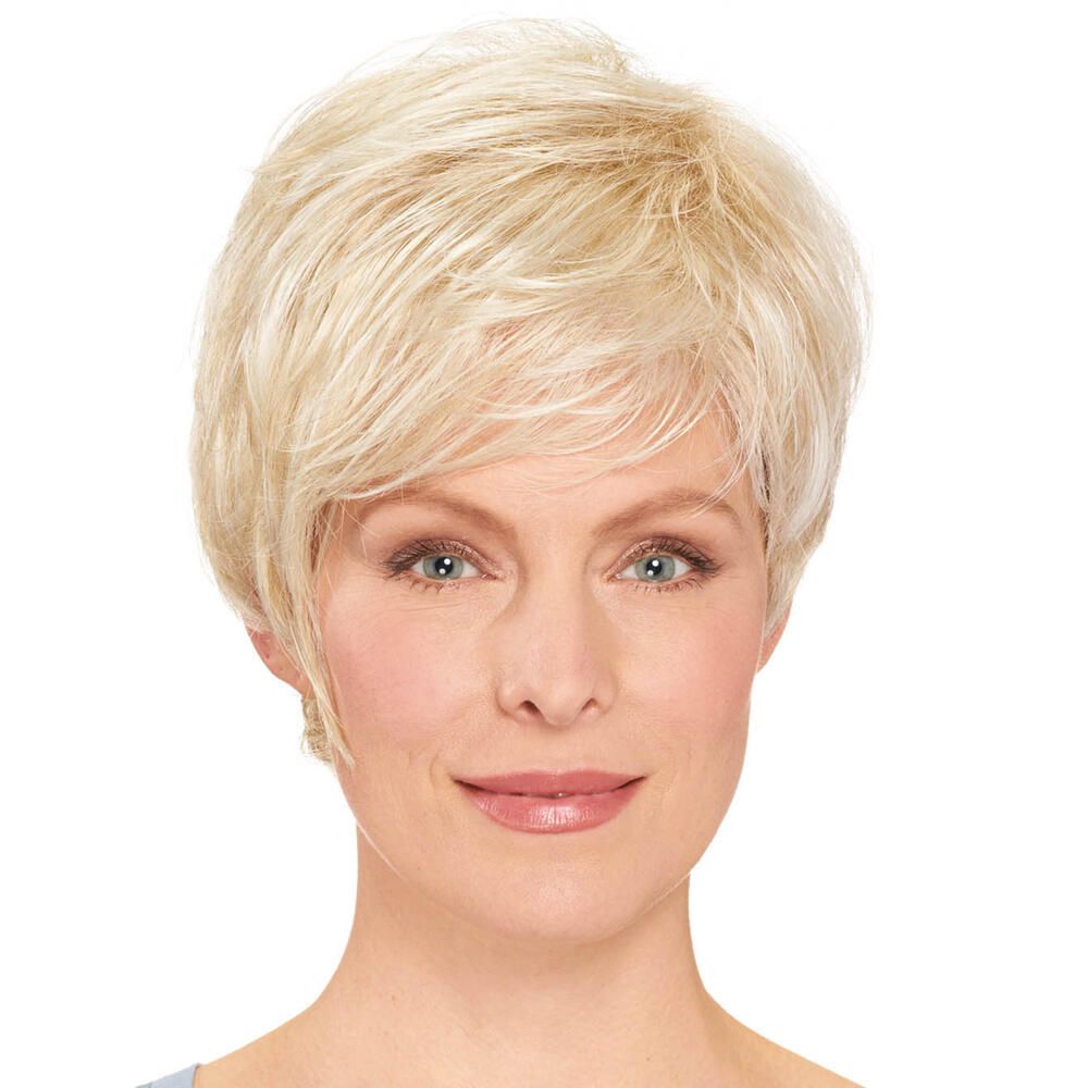 Blonde Kurzhaarperücke mit Seitenscheitel. Frau mit Perücke, Blick nach vorn, vor weißem Hintergrund.