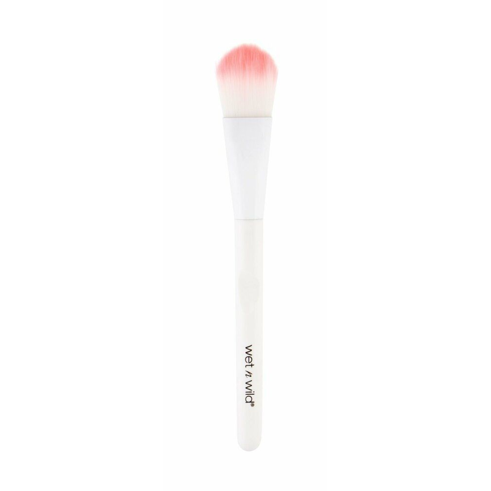Make-up-Pinsel mit weißem Griff und rosa-weißem Pinselkopf. Der Griff trägt den Markennamen.