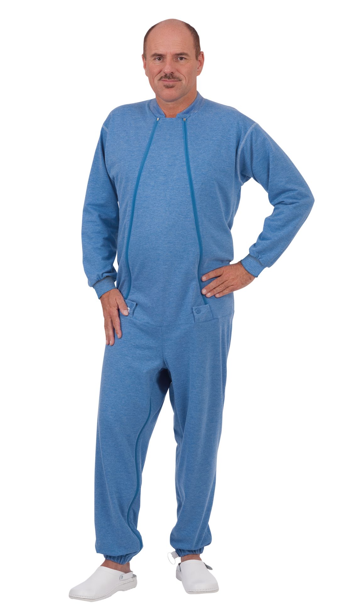 Blauer Pflegeoverall mit Reißverschluss und Knöpfen. Langärmlig, mit Füßen und Manschetten. Mann steht.