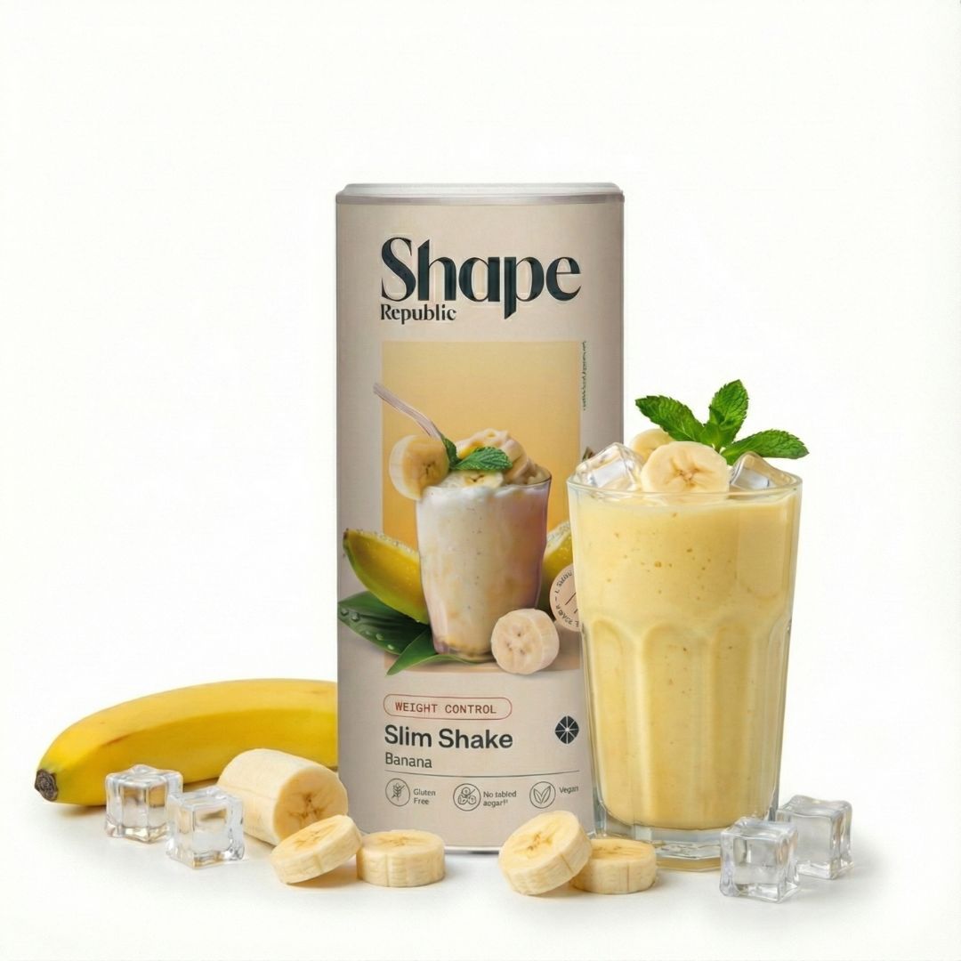 Becher mit Shape Republic Slim Shake Banane, Glas mit Shake, Bananenscheiben, Eiswürfel und Banane.