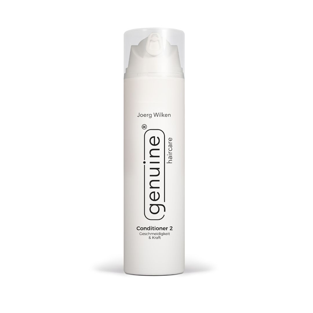 Weiße Flasche mit Sprühkopf. Aufschrift: genuine haircare, Conditioner 2, Geschmeidigkeit & Kraft.