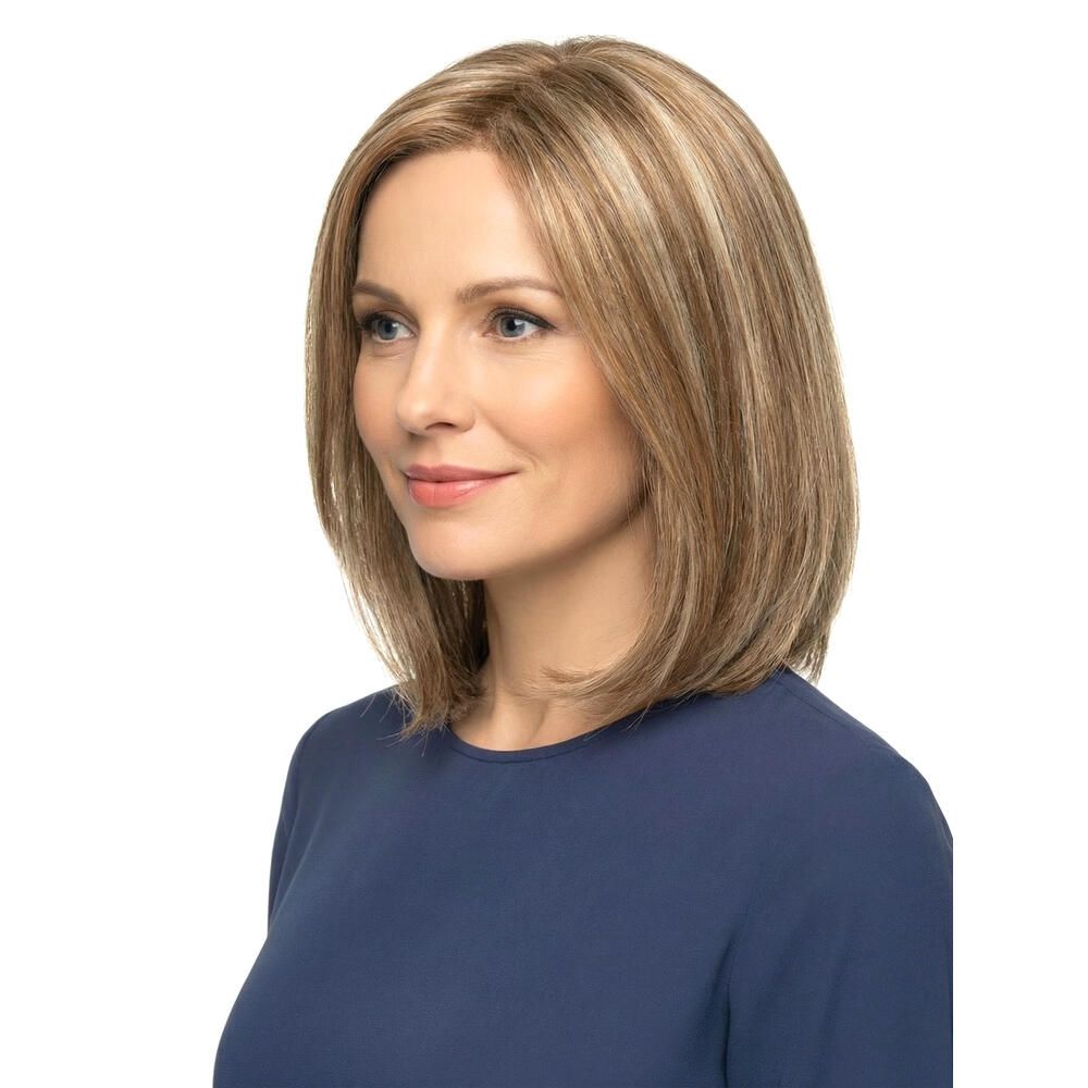 Blonde Perücke mit helleren Strähnen. Mittellange, glatte Frisur. Frau mit blauem Oberteil. Dreiviertelansicht.