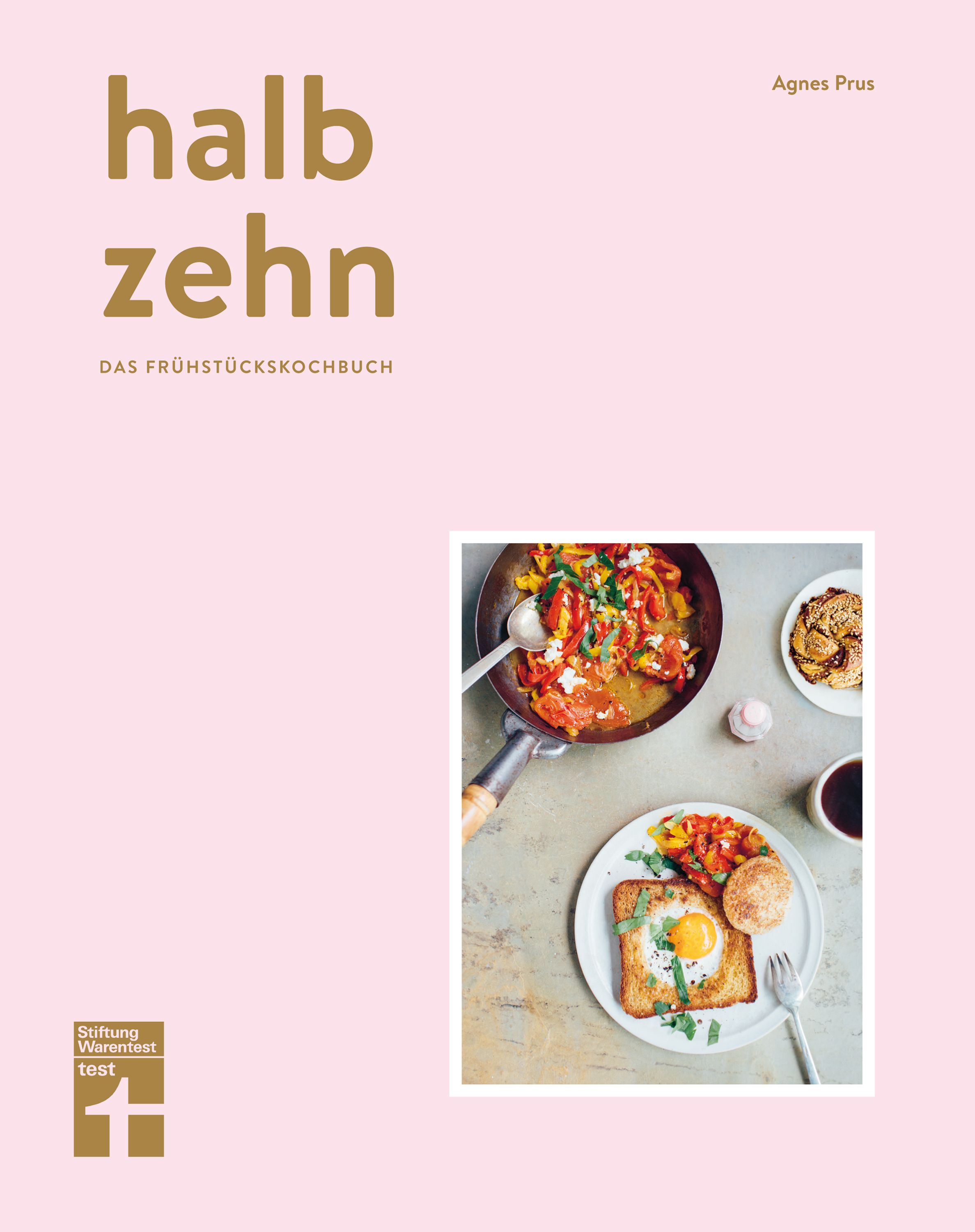 Buchcover mit Titel "halb zehn" und Untertitel "Das Frühstückskochbuch". Autorin Agnes Prus. Auf rosa Hintergrund, mit Essen.
