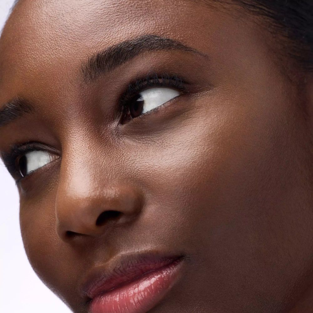 Nahaufnahme eines Gesichts. Die Person blickt nach rechts oben. Sichtbar sind Augen, Augenbrauen und Lippen.