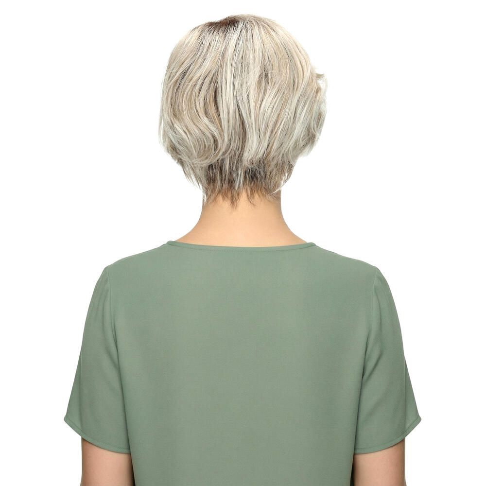 Kurzhaarperücke mit blonden Locken. Rückansicht einer Frau mit grünem Oberteil.