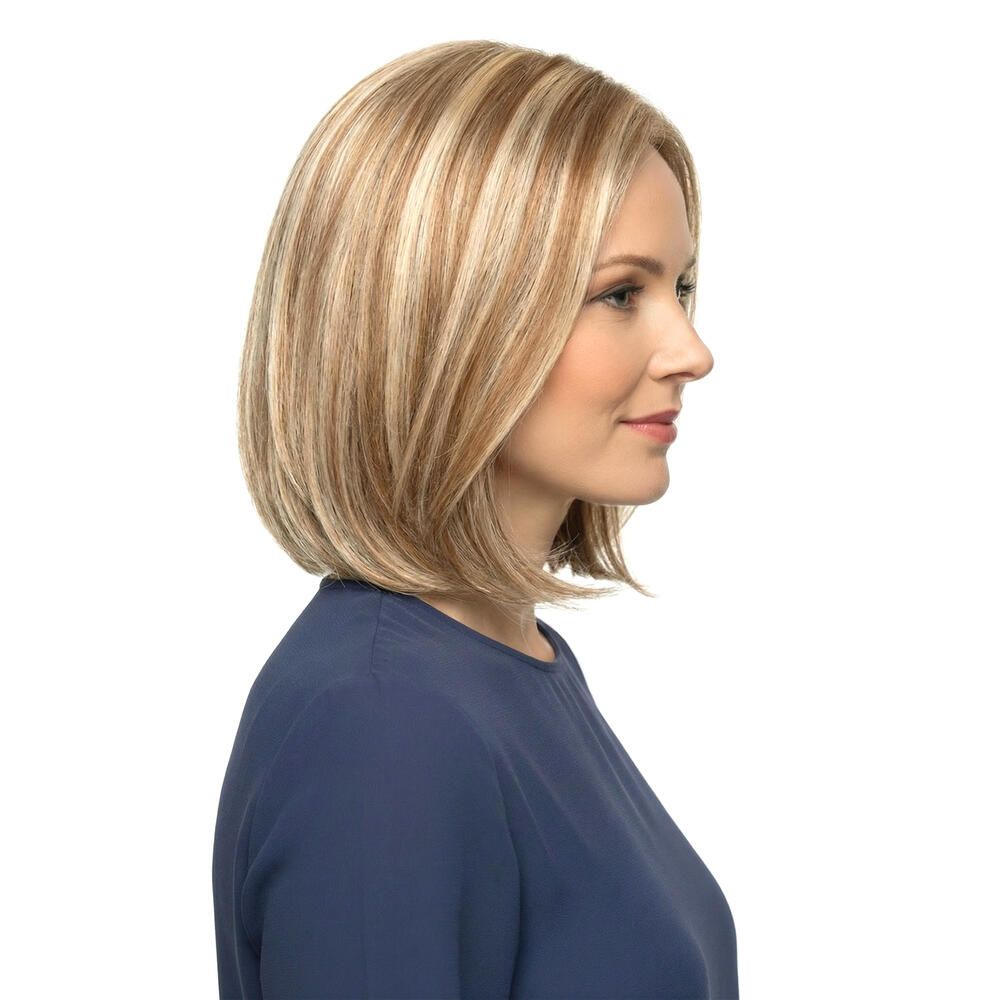 Blonde Perücke mit helleren Strähnen. Mittellange, glatte Frisur. Frau mit blauem Oberteil. Seitenansicht.