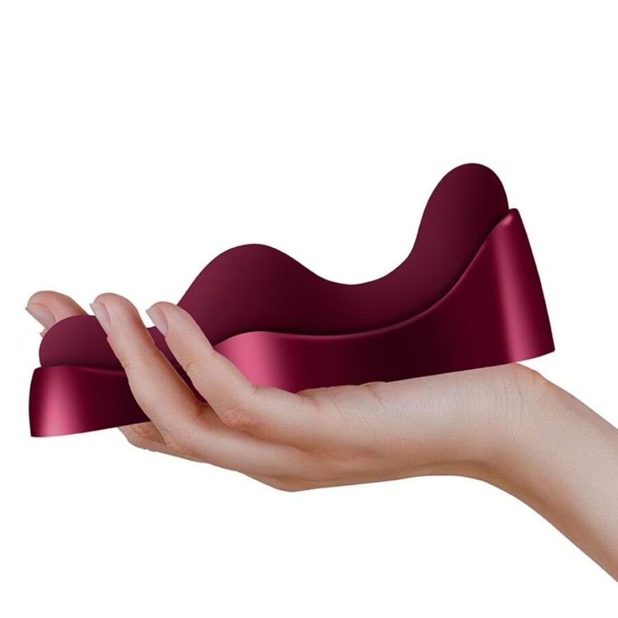 Bordeauxfarbenes Wellness-Produkt, wellenförmig, in einer Hand gehalten. Glänzende Oberfläche, ergonomisches Design.