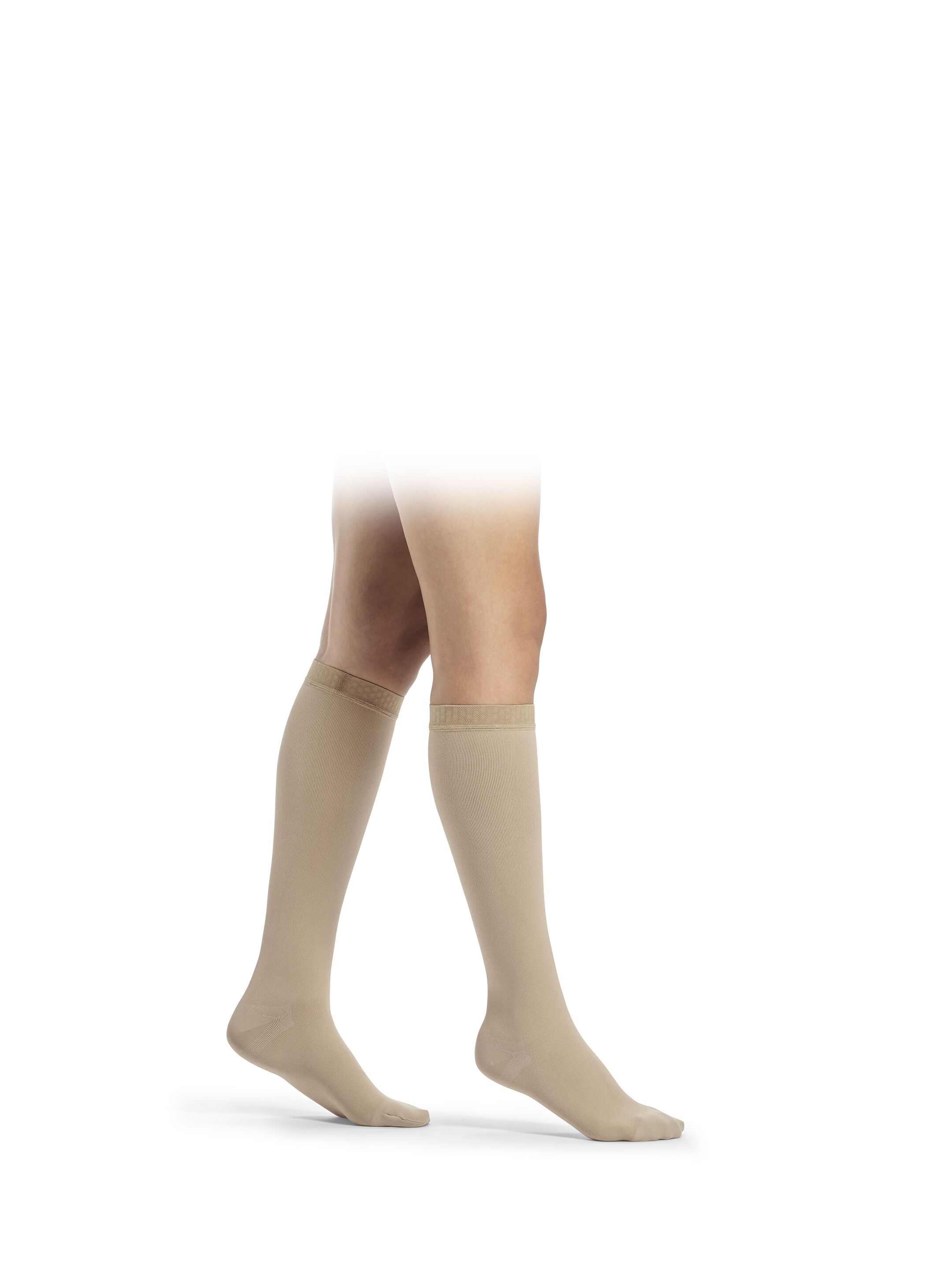 Beige Kompressionsstrümpfe bis zum Knie, mit feinem Muster am oberen Rand.