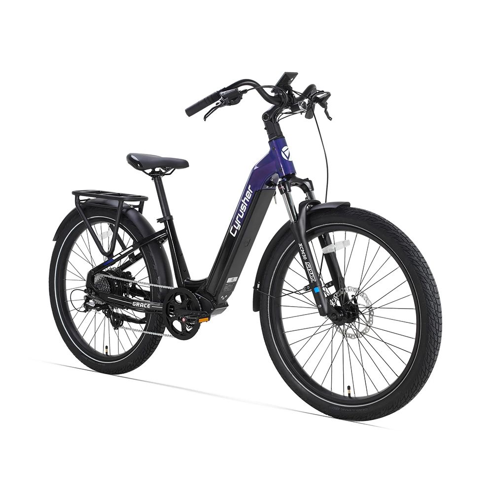 E-Bike CYRUSHER Grace, schwarz-blau, mit Gepäckträger, Schutzblechen und Scheibenbremsen. Ansicht von vorne.