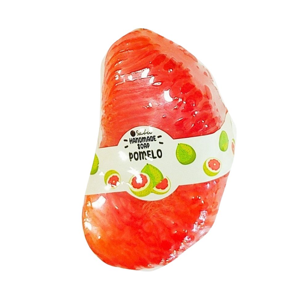 Rote Seife in Form einer Pampelmuse, verpackt. Mit weißem Band, Aufschrift "Saba Handmade Soap Pomelo".