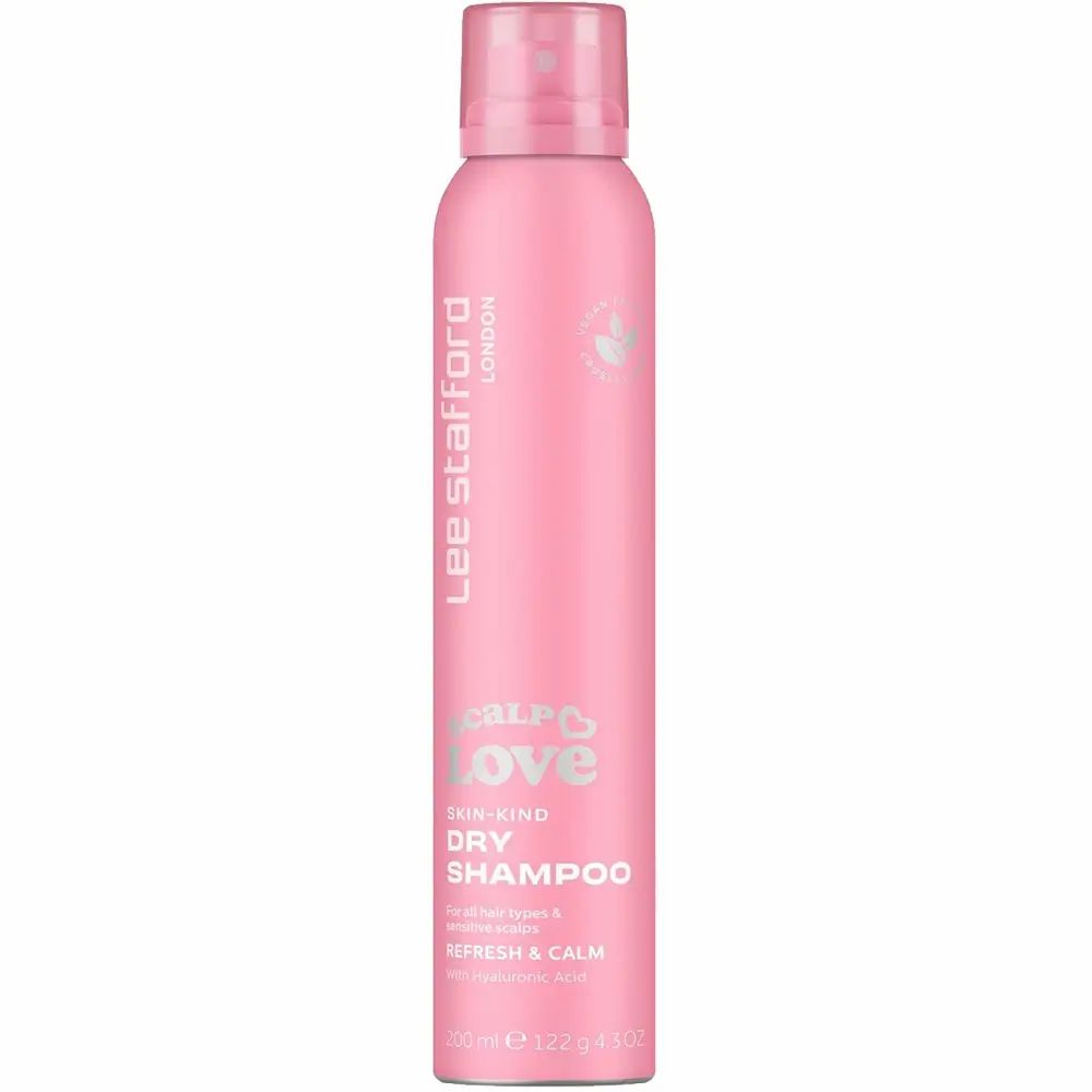 Rosa Sprühflasche mit weißer Aufschrift. Produktname: Scalp Love Dry Shampoo. Marke: Lee Stafford London. Enthält das Vegan-Logo.