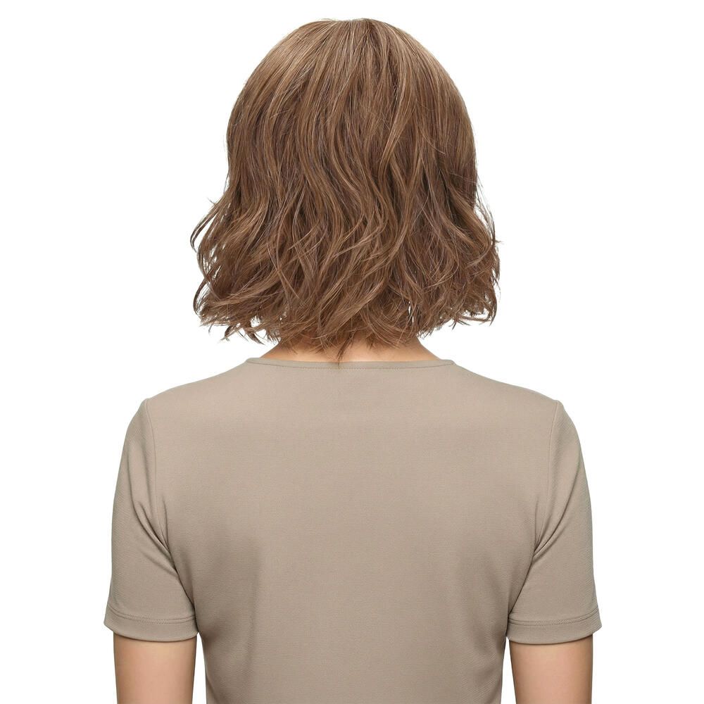 Perücke Lilie von trendhair. Kurze, gewellte, braune Haare. Frau mit beigem Oberteil. Rückansicht.