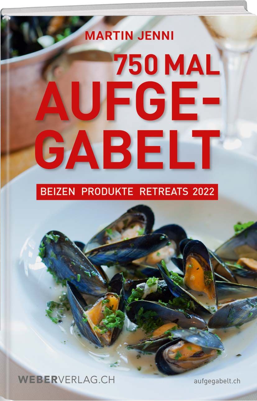 Buchcover mit Titel "750 MAL AUFGEGABLT". Autor Martin Jenni. Untertitel: Beizen Produkte Retreats 2022. Muscheln auf Teller.