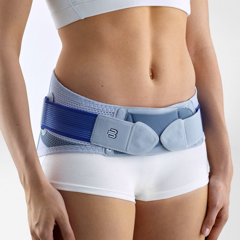 SACROLOC TITAN 2 Rückenorthese, blau-grau, mit Klettverschluss und Logo. Am Körper einer Person getragen.