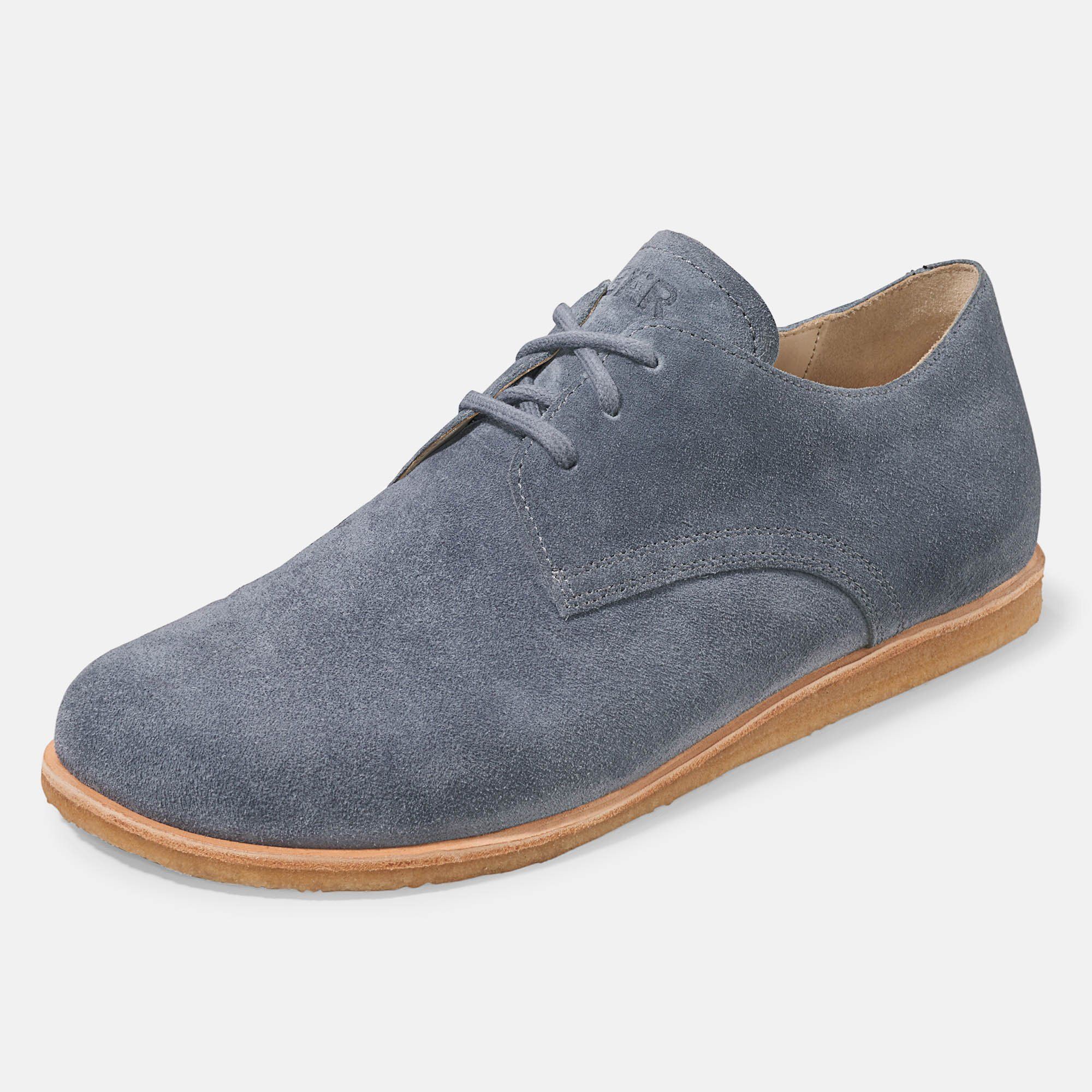 Grauer Wildleder-Schnürschuh mit heller Sohle. Ansicht von der Seite.