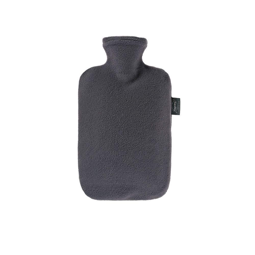 Graue Wärmflasche mit Fleece-Bezug. Rechteckige Form mit Hals. Kleines Etikett mit Logo.