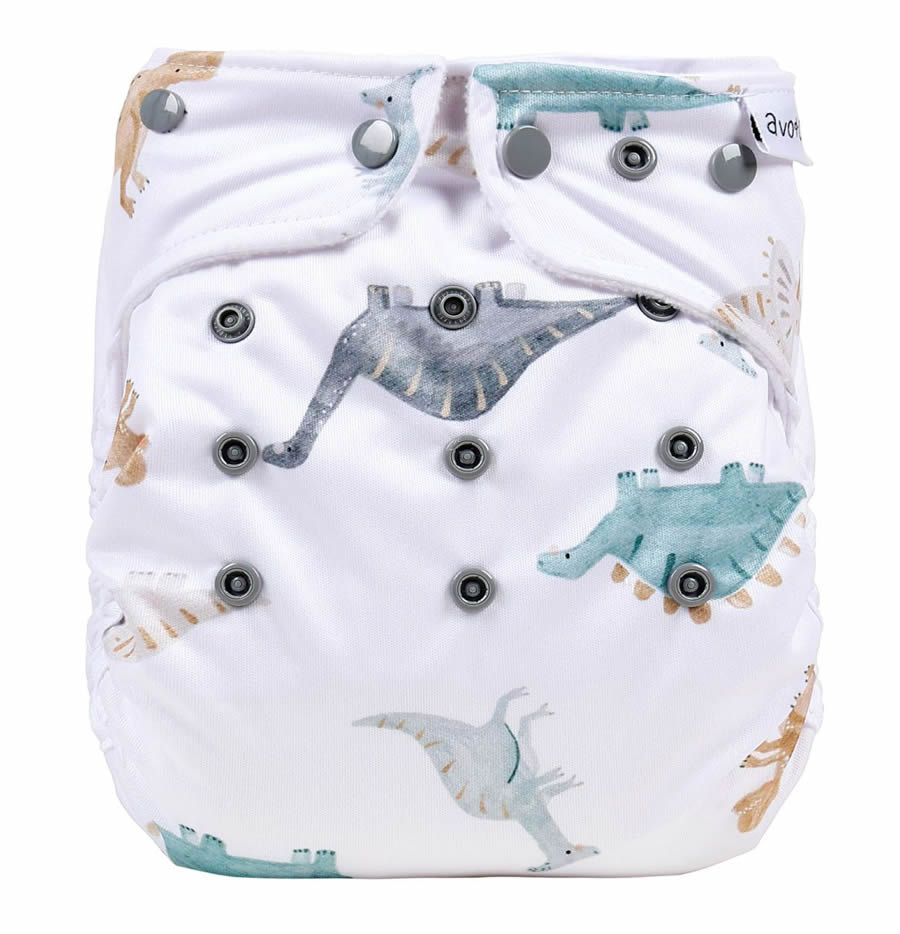 Weiße Stoffwindel mit Dinosaurier-Muster. Mehrere Druckknöpfe zum Verschließen. Marke avo+cado.